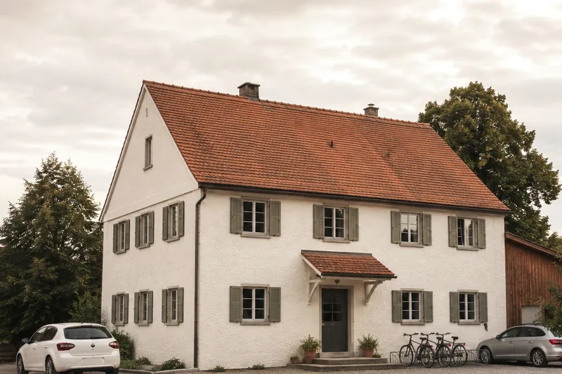 Das Wirtshaus von außen mit Satteldach und grünen Fensterläden